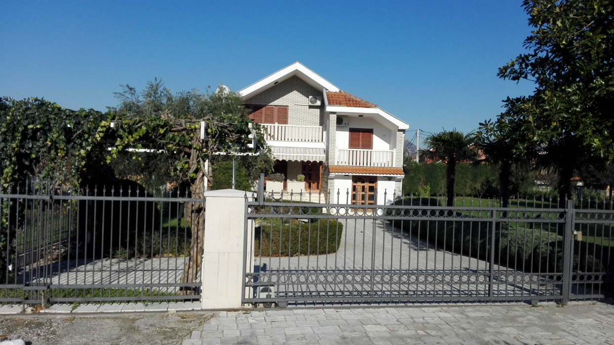House for rent – 250m2 – garden 1500m2 – swimming pool